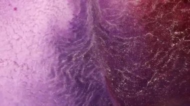 Soyut akışkan sanat geçmişi. Kan nakli, alkol akışı, mürekkep sıvısı. Pembe, mor ve kırmızı suyun video sanatı. Burgundy parlak, parıldayan okyanusun doğal dalgalarının etkisi. Nehir