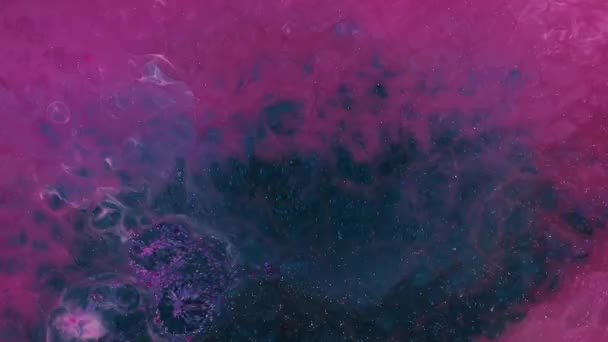 抽象的なグランジ流体芸術の背景 インクが泡立ち沸騰する化学反応 ピンクとターコイズブルーの水の上の波のオーバーフロー 紫色の塗料を渦巻く 神秘的な渦だ 異常なマクロビデオ — ストック動画