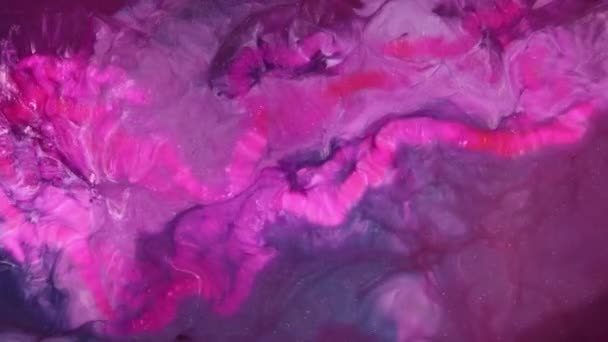 抽象的なグランジ流体芸術の背景 インクが泡立ち沸騰する化学反応 鮮やかなピンク色の水の上に波のオーバーフロー 紫色の塗料を渦巻く モーショングラフィックスに適した異常なマクロビデオ — ストック動画
