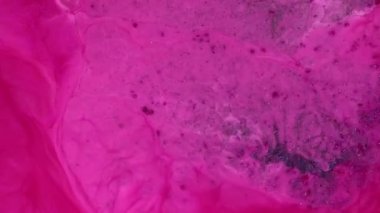 Soyut grunge sıvı sanat arka planı. Mürekkep kabarcığının kimyasal reaksiyonu. Pembe suyun üzerinde dalgalar taşar. Dönen mor ve pembe boya. Hareket grafikleri için uygun süslü makro video, görsel
