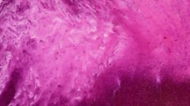 Soyut sıvı sanat arka planı. Canlı pembe boya akışları ve taşkınlıkları. Parlak sıvı dökülür. Zengin fuşya boyası dökülüyor. Hareket grafikleri için uygun yüksek kaliteli video tasarımı, görsel