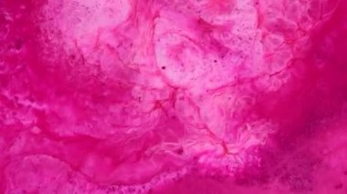 Soyut grunge sıvı sanat arka planı. Mürekkep kabarcığının kimyasal reaksiyonu. Pembe suyun üzerinde dalgalar taşar. Dönen mor ve pembe boya. Hareket grafikleri için uygun süslü makro video, görsel