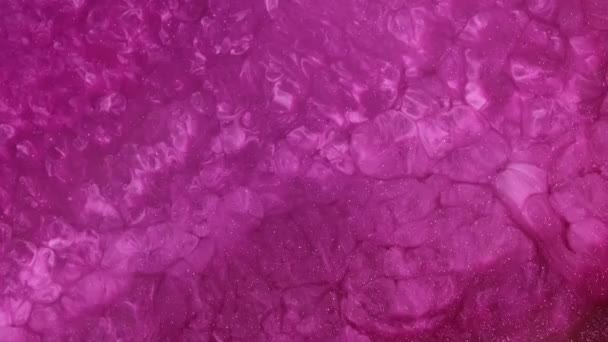 平静的抽象流体艺术背景 一种鲜活的 闪光的粉色液体的流动和起泡 闪闪发光的彩绘云彩 适合于运动图形 视觉的高质量视频设计 — 图库视频影像