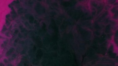 Soyut sıvı sanatsal arka plan, ışıl ışıl akan koyu akarsular. Pembe boyayla parıldayan mavi parıltılar. Yanardöner inci parçacıklarının fuşya mürekkepli akışkan hareketinin makro videosu