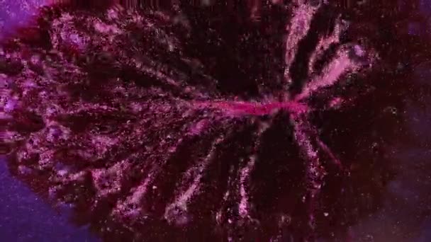 抽象的なグランジ流体芸術の背景 紫色の液体中のピンク色の輝く砂粒子の動き ピンクの泡の渦 リップルと素晴らしいスパンコールの海の波 高品質のマクロビデオ — ストック動画
