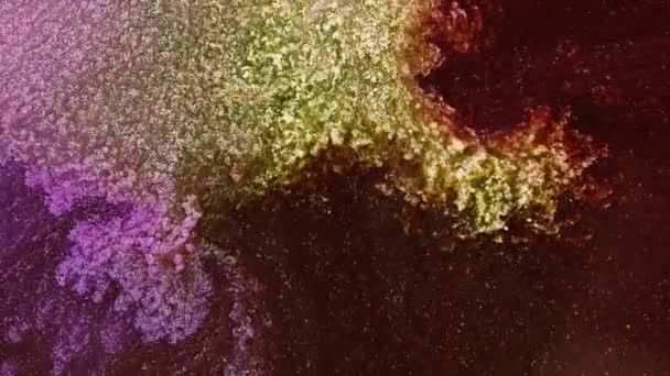 清洗流体艺术背景 金砂颗粒在紫色液体中的运动 明亮的深紫色油漆的流动 空间的崩溃 高质量的油漆流宏观视频 — 图库视频影像