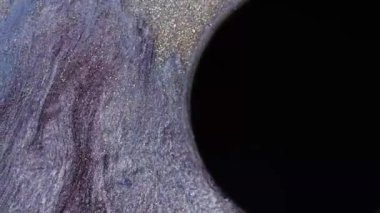 Parlak soyut grunge arka planı kozmik kara deliğin etrafındaki çok renkli uzay tozuna benzer. Mor, pembe ve mavi boyalardan oluşan parlak bir renk akışı. Sıvı resim çizimi