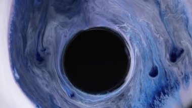 Parlak soyut grunge arka planı kozmik kara deliğin etrafındaki çok renkli uzay tozuna benzer. Mor, pembe ve mavi boyalardan oluşan parlak bir renk akışı. Sıvı resim çizimi