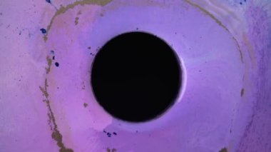 Parlak soyut grunge arka planı kozmik kara deliğin etrafındaki çok renkli uzay tozuna benzer. Mor, pembe ve mavi boyalardan oluşan parlak bir renk akışı. Sıvı resim çizimi