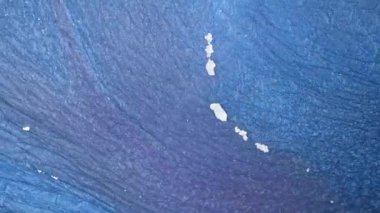 Parlak soyut grunge arka planı kozmik kara deliğin etrafındaki çok renkli uzay tozuna benzer. Mor, pembe ve mavi boyalardan oluşan parlak bir renk akışı. Sıvı resim çizimi