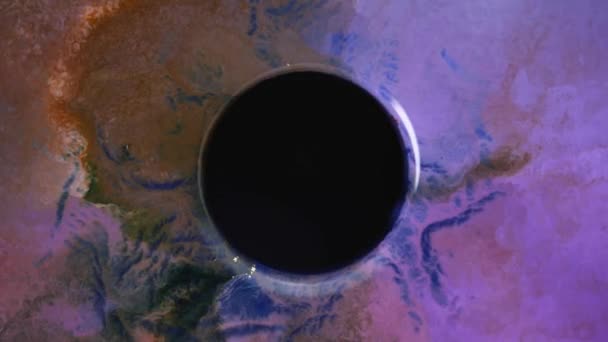 闪烁的抽象的发牢骚背景类似于宇宙黑洞周围多色空间尘埃的运动 充满了明亮的紫色 蓝色油墨的色彩 流体艺术绘图 — 图库视频影像