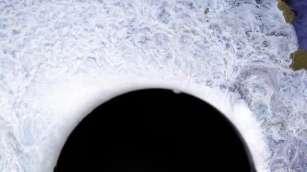 宇宙ブラックホールの周りの多色の宇宙塵の動きに似た輝く抽象的なグランジ背景 ピンク 青インクの塗料の明るい色の流れのオーバーフロー 流体画 — ストック動画