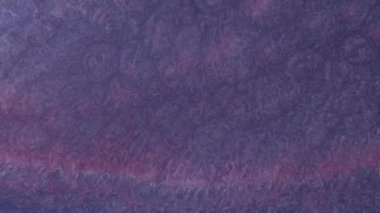 Parlak soyut grunge arka plan çok renkli toz hareketine benziyor. Mor, pembe ve mavi boyalardan oluşan parlak bir renk akışı. Akışkan sanat çizim videosu, soyut doku ile