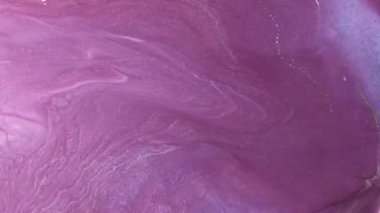 Parlak soyut grunge arka plan çok renkli toz hareketine benziyor. Mor, pembe ve mavi boyalardan oluşan parlak bir renk akışı. Akışkan sanat çizim videosu, soyut doku ile