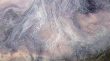 Parlak soyut grunge arka plan çok renkli toz hareketine benziyor. Mor, pembe ve mavi boyalardan oluşan parlak bir renk akışı. Akışkan sanat çizim videosu, soyut doku ile