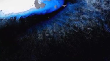 Parlak soyut grunge arka plan çok renkli toz hareketine benziyor. Mor, pembe ve mavi boyalardan oluşan parlak bir renk akışı. Akışkan sanat çizim videosu, soyut doku ile