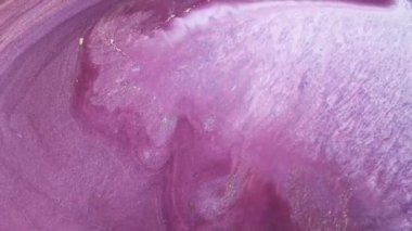 Parlak soyut grunge arka plan çok renkli toz hareketine benziyor. Mor, pembe ve mavi boyalardan oluşan parlak bir renk akışı. Akışkan sanat çizim videosu, soyut doku ile
