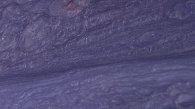 Parlak soyut grunge arka plan çok renkli toz hareketine benziyor. Mor, pembe ve mavi boyalardan oluşan parlak bir renk akışı. Akışkan sanat çizim videosu, soyut doku ile