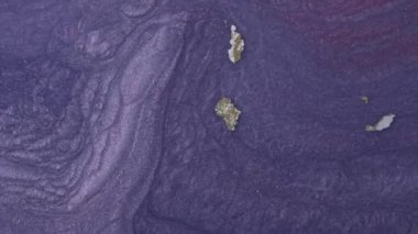 Parlak soyut grunge arka plan çok renkli toz hareketine benziyor. Mor, pembe ve mavi boyalardan oluşan parlak bir renk akışı. Akışkan sanat çizim videosu, soyut doku ile