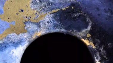 Parlak soyut grunge arka planı kozmik kara deliğin etrafındaki çok renkli uzay tozuna benzer. Mor, pembe ve mavi boyalardan oluşan parlak bir renk akışı. Sıvı resim çizimi