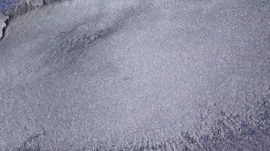 Parlak soyut grunge arka plan çok renkli toz hareketine benziyor. Mor, pembe ve mavi boyalardan oluşan parlak bir renk akışı. Akışkan sanat çizim videosu, soyut doku ile