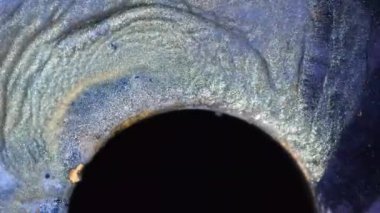 Parlak soyut grunge arka planı kozmik kara deliğin etrafındaki çok renkli uzay tozuna benzer. Mor, pembe ve mavi boyalardan oluşan parlak bir renk akışı. Sıvı resim çizimi