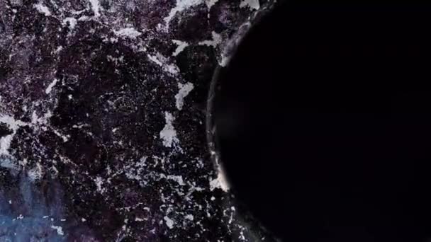 블랙홀 주위를 먼지의 추상적 뭉게구름의 배경이 반짝이고 보라색 분홍색 파란색 — 비디오