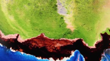 Sıvı video sanatı, yeşil ve beyaz alkol mürekkebi ile güzel bir soyut sanat arkaplanı yaratır. Makro boya hareketi, uçuş, büyüme ve genişleme videoları bir petri kabında. Meditasyona dal