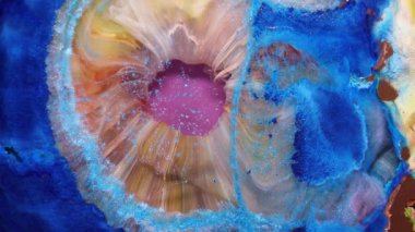 Sıvı video sanatı, yeşil ve beyaz alkol mürekkebi ile güzel bir soyut sanat arkaplanı yaratır. Makro boya hareketi, uçuş, büyüme ve genişleme videoları bir petri kabında. Meditasyona dal