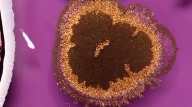 Sıvı video sanatı, yeşil ve beyaz alkol mürekkebi ile güzel bir soyut sanat arkaplanı yaratır. Makro boya hareketi, uçuş, büyüme ve genişleme videoları bir petri kabında. Meditasyona dal