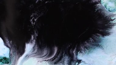 Sıvı video sanatı, yeşil ve beyaz alkol mürekkebi ile güzel bir soyut sanat arkaplanı yaratır. Makro boya hareketi, uçuş, büyüme ve genişleme videoları bir petri kabında. Meditasyona dal