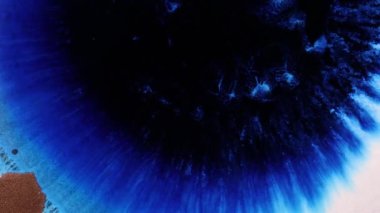 Sıvı video sanatı, yeşil ve beyaz alkol mürekkebi ile güzel bir soyut sanat arkaplanı yaratır. Makro boya hareketi, uçuş, büyüme ve genişleme videoları bir petri kabında. Meditasyona dal
