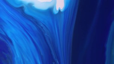 Mavi akrilik sıvı doku. Renkli hareketler. Soyut boya arka planı. Akışkan sanat çizimi videosu, renkli dalgalı soyut akrilik doku. Mavi, siyah ve mavi ile ayrıntılı arkaplan hareketi