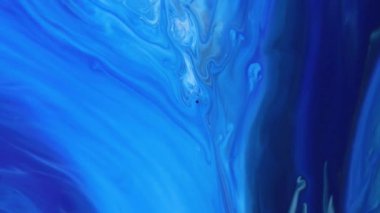 Mavi akrilik sıvı doku. Renkli hareketler. Soyut boya arka planı. Akışkan sanat çizimi videosu, renkli dalgalı soyut akrilik doku. Mavi, siyah ve mavi ile ayrıntılı arkaplan hareketi