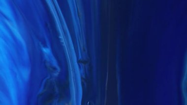 Mavi akrilik sıvı doku. Renkli hareketler. Soyut boya arka planı. Akışkan sanat çizimi videosu, renkli dalgalı soyut akrilik doku. Mavi, siyah ve mavi ile ayrıntılı arkaplan hareketi