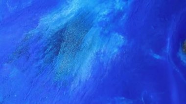 Mavi akrilik sıvı doku. Renkli hareketler. Soyut boya arka planı. Akışkan sanat çizimi videosu, renkli dalgalı soyut akrilik doku. Mavi, siyah ve mavi ile ayrıntılı arkaplan hareketi