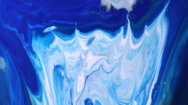 Mavi akrilik sıvı doku. Renkli hareketler. Soyut boya arka planı. Akışkan sanat çizimi videosu, renkli dalgalı soyut akrilik doku. Mavi, siyah ve mavi ile ayrıntılı arkaplan hareketi