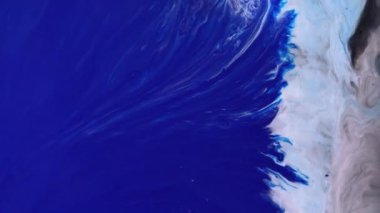 Mavi akrilik sıvı doku. Renkli hareketler. Soyut boya arka planı. Akışkan sanat çizimi videosu, renkli dalgalı soyut akrilik doku. Mavi, siyah ve mavi ile ayrıntılı arkaplan hareketi