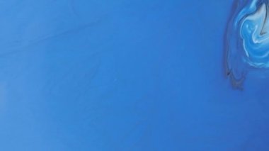 Mavi akrilik sıvı doku. Renkli hareketler. Soyut boya arka planı. Akışkan sanat çizimi videosu, renkli dalgalı soyut akrilik doku. Mavi, siyah ve mavi ile ayrıntılı arkaplan hareketi