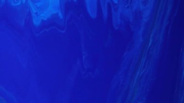 Mavi akrilik sıvı doku. Renkli hareketler. Soyut boya arka planı. Akışkan sanat çizimi videosu, renkli dalgalı soyut akrilik doku. Mavi, siyah ve mavi ile ayrıntılı arkaplan hareketi