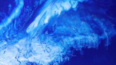 Mavi akrilik sıvı doku. Renkli hareketler. Soyut boya arka planı. Akışkan sanat çizimi videosu, renkli dalgalı soyut akrilik doku. Mavi, siyah ve mavi ile ayrıntılı arkaplan hareketi