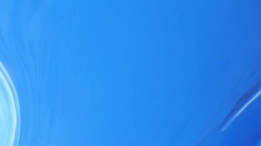 Mavi akrilik sıvı doku. Renkli hareketler. Soyut boya arka planı. Akışkan sanat çizimi videosu, renkli dalgalı soyut akrilik doku. Mavi, siyah ve mavi ile ayrıntılı arkaplan hareketi