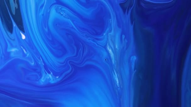 青いアクリルの液体の質感 動きはカラフルな混合 抽象的なペイントの背景 流体芸術の描画ビデオ カラフルな波と抽象的なアクリルテクスチャ 黒と詳細な背景の動き — ストック動画