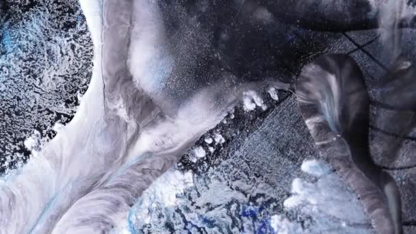 青いアクリルの液体の質感 動きはカラフルな混合 抽象的なペイントの背景 流体芸術の描画ビデオ カラフルな波と抽象的なアクリルテクスチャ 黒と詳細な背景の動き — ストック動画