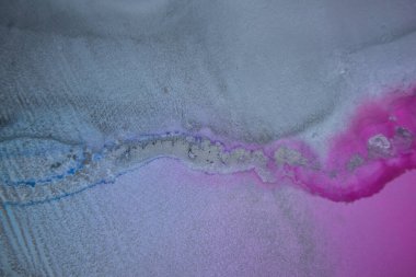 Alkol mürekkebi. Pembe ve mavi renkte modern bir resim tekniği. Sanatsal tasarım. Sanat tasarımının başyapıtı. Bu sihirli sanatı yaratmak için resimler, ek olarak gümüş parıltılar, çizgiler. 