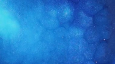 Soyut sıvı sanat arka planı, metalik parlak mor turkuaz su, büyülü nehir ve fantezi okyanus dalgaları. Parlak ve yanardöner mürekkep parçacıklarının hareketinin makro videosu.