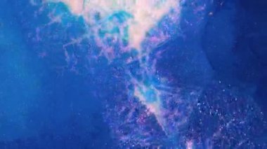 Soyut sıvı sanat arka planı, metalik parlak mor turkuaz su, büyülü nehir ve fantezi okyanus dalgaları. Parlak ve yanardöner mürekkep parçacıklarının hareketinin makro videosu.