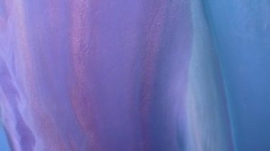 Sıvı boya arka planda sıçrama ve girdapla karışımı. Akışkan sanat çizimi videosu. Beyaz, mavi ve altın renkli ayrıntılı arka plan hareketi. Renkli dalgalı akrilik dokusu. 