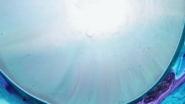 抽象的液体艺术背景 金属闪烁着紫色青绿色的水 神奇的河流和梦幻的海浪 宏观影像中的闪光和闪光油墨颗粒的运动 高质量的录像 — 图库视频影像
