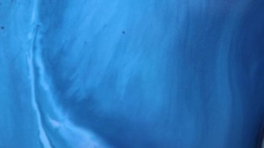 Sıvı boya arka planda sıçrama ve girdapla karışımı. Akışkan sanat çizimi videosu. Beyaz, mavi ve altın renkli ayrıntılı arka plan hareketi. Renkli dalgalı akrilik dokusu. 